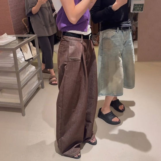 High-end customized brown large size pleated wide-leg pants for women 2025 autumn new trendy design niche pants
High-end customized brown large size pleated wide-leg pants for women 2025 autumn new trendy design niche pants
