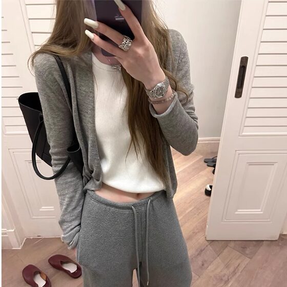 MosesQueen Moxi Queen thin T-shirt 2025 spring new casual comfortable simple top jacket
MosesQueen Moxi Queen thin T-shirt 2025 spring new casual comfortable simple top jacket
