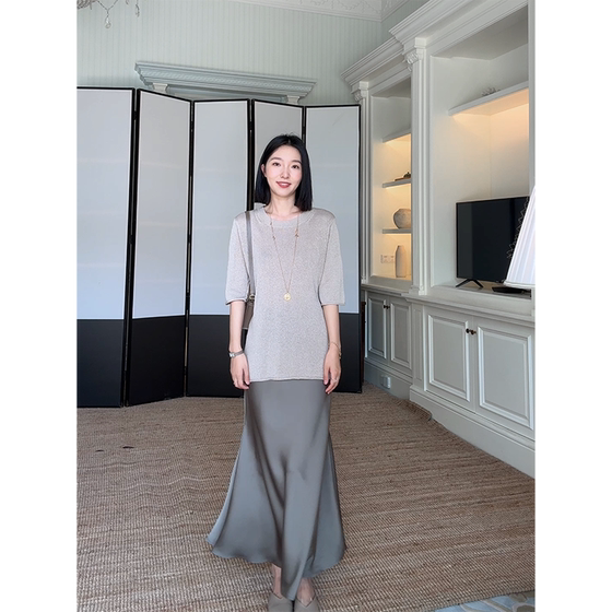 Where is Guo Jiujiu? The lazy loose knitted top of mulberry silk, summer temperament, satin fishtail skirt
Where is Guo Jiujiu? The lazy loose knitted top of mulberry silk, summer temperament, satin fishtail skirt
