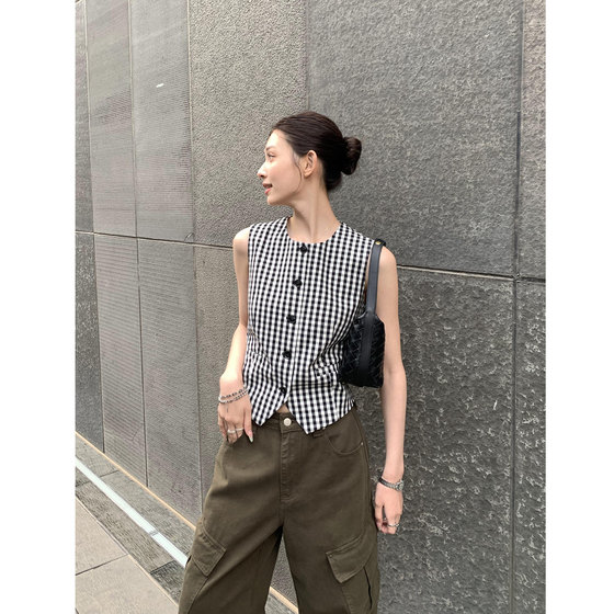 Chenmi Fan relaxed and comfortable retro black and white plaid vest for women in summer wear short horse clip sleeveless top
Chenmi Fan relaxed and comfortable retro black and white plaid vest for women in summer wear short horse clip sleeveless top