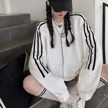 Xiaobai Rabbit ~ Large size women's retro sports couple dress stripes plug shoulder long -sleeved round necklads sweater
 Xiaobai Rabbit ~ Large size women's retro sports couple dress stripes plug shoulder long -sleeved round necklads sweater
