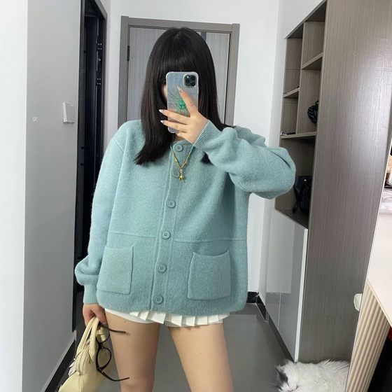 2025 autumn and winter new high-end round buckle knitted cardigan for women loose lazy pocket sweater jacket spot stock
2025 autumn and winter new high-end round buckle knitted cardigan for women loose lazy pocket sweater jacket spot stock
