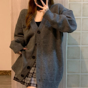 Lazy style sweater jacket for women in autumn and winter new style loose V-neck high-end soft and waxy fashionable versatile knitted cardigan 
Lazy style sweater jacket for women in autumn and winter new style loose V-neck high-end soft and waxy fashionable versatile knitted cardigan