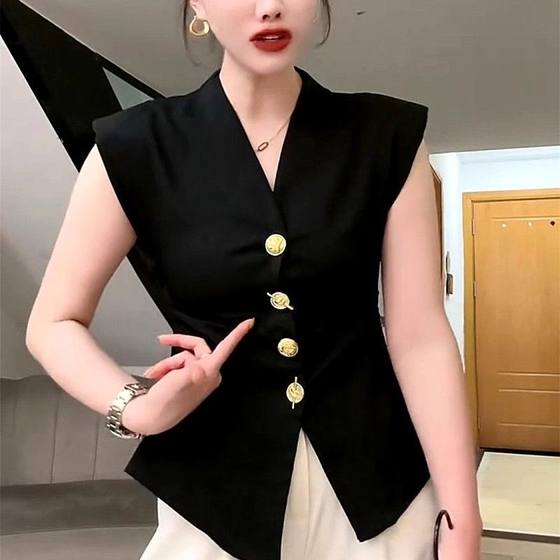 French retro high-end suit vest for women European goods fashionable V-neck slim waist heavy industry button sleeveless top summer
French retro high-end suit vest for women European goods fashionable V-neck slim waist heavy industry button sleeveless top summer