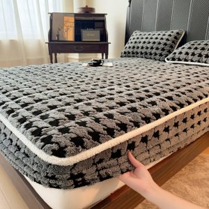 Class A winter milk velvet quilted bed sheet protective cover single adult thick plus plush mattress cover 
Class A winter milk velvet quilted bed sheet protective cover single adult thick plus plush mattress cover