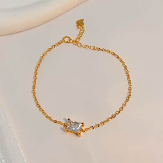S925 sterling silver four-claw inlaid European and American retro fashion simple ins design bracelet for women light luxury girls bracelet
S925 sterling silver four-claw inlaid European and American retro fashion simple ins design bracelet for women light luxury girls bracelet
