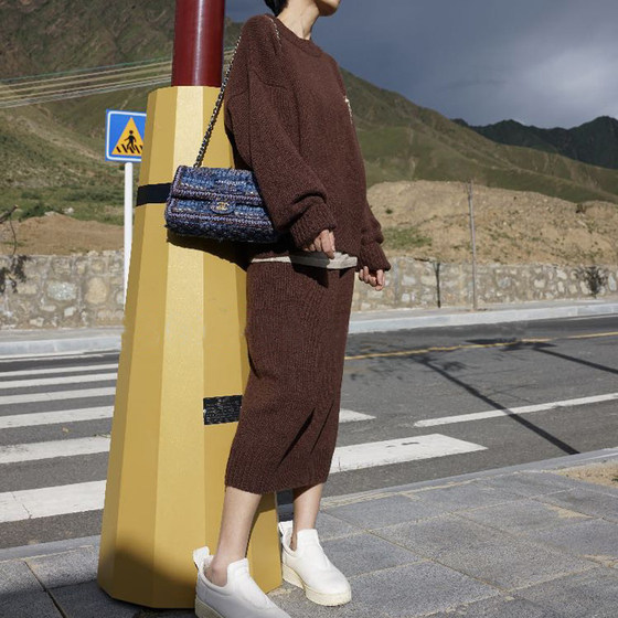 Commuting generously! I love it anyway! Cashmere sweater for women, loose thickened skirt suit
Commuting generously! I love it anyway! Cashmere sweater for women, loose thickened skirt suit