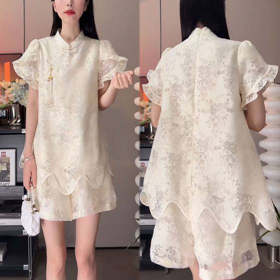 New Chinese style 2025 summer new fashion design elegant cheongsam collar top elastic waist shorts two-piece set
New Chinese style 2025 summer new fashion design elegant cheongsam collar top elastic waist shorts two-piece set