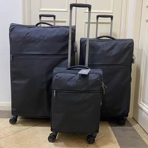 Ultra-light and expandable 1.9kg wear-resistant and waterproof Oxford trolley suitcase travel boarding case with universal wheels. 
Ultra-light and expandable 1.9kg wear-resistant and waterproof Oxford trolley suitcase travel boarding case with universal wheels.