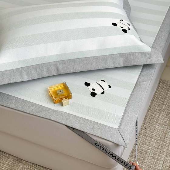 A Xia 59185 Seasonal Adjustable Silk Embroidery Mat Leiai Tong Thorn Card Red Panda Ice Cooling Mat Cooling Three-piece Set Fitted Style Empty 
A Xia 59185 Seasonal Adjustable Silk Embroidery Mat Leiai Tong Thorn Card Red Panda Ice Cooling Mat Cooling Three-piece Set Fitted Style Empty