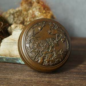 Sugong retro copper flower and bird incense powder box aromatherapy tools incense seal furnace incense road incense seal accessories home furnishings factory price 
Sugong retro copper flower and bird incense powder box aromatherapy tools incense seal furnace incense road incense seal accessories home furnishings factory price