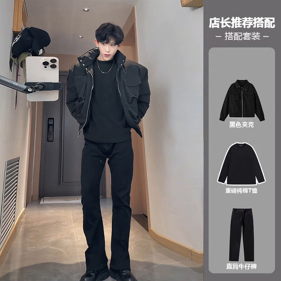 A complete set of short silhouetted work jackets for boys in spring with straight scimitar sculpting jeans
A complete set of short silhouetted work jackets for boys in spring with straight scimitar sculpting jeans