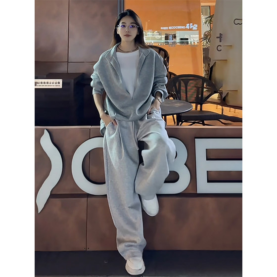 Fake two-piece V-neck sweatshirt and pants suit men's autumn old-fashioned style outfit a complete set of drape straight-leg casual pants
Fake two-piece V-neck sweatshirt and pants suit men's autumn old-fashioned style outfit a complete set of drape straight-leg casual pants