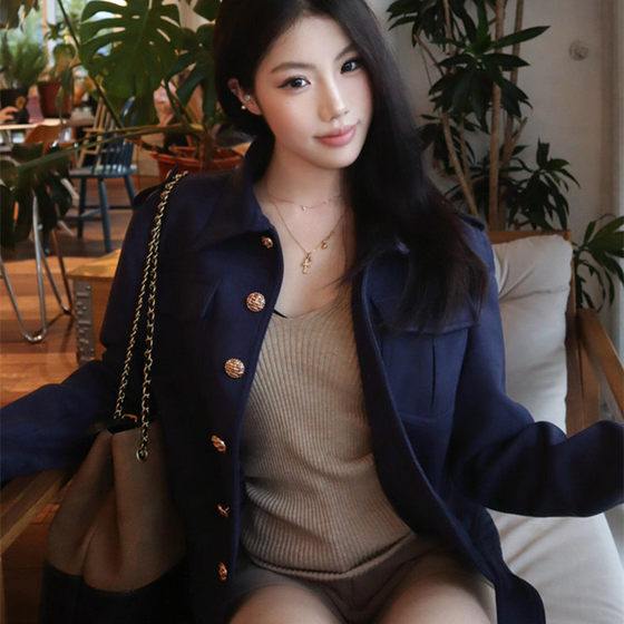 American retro lapel suede small fragrance jacket for women in autumn design waist-hugging short jacket top cardigan
American retro lapel suede small fragrance jacket for women in autumn design waist-hugging short jacket top cardigan
