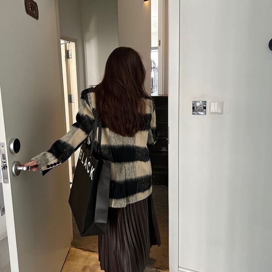 Jiangwa 2022 Autumn and Winter new style warm wild black and white checkered medium long niche worst woolen suits
Jiangwa 2022 Autumn and Winter new style warm wild black and white checkered medium long niche worst woolen suits