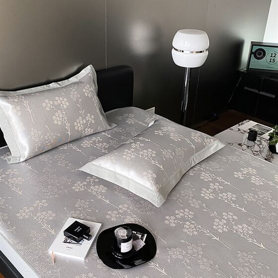 Summer Class A non-fluorescent ice silk mat with water-washed jacquard foldable mat Household bed cover three-piece set breathable
Summer Class A non-fluorescent ice silk mat with water-washed jacquard foldable mat Household bed cover three-piece set breathable