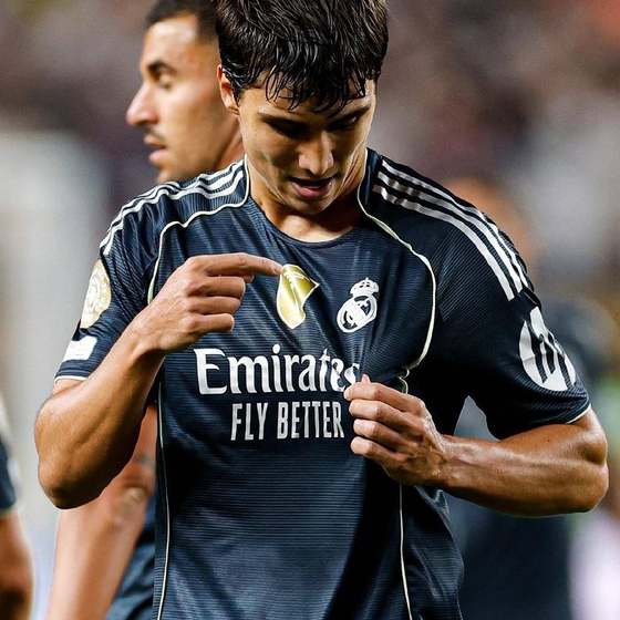 2526 Real Madrid jersey away Valverde player version Bellingham Club World Cup Mbappe football team uniform men
2526 Real Madrid jersey away Valverde player version Bellingham Club World Cup Mbappe football team uniform men