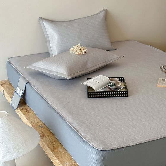 Class A ice silk mat simple and light luxury three-piece set 1.5/1.8m air conditioning soft P mat can be washed ice mat bed cover style
Class A ice silk mat simple and light luxury three-piece set 1.5/1.8m air conditioning soft P mat can be washed ice mat bed cover style