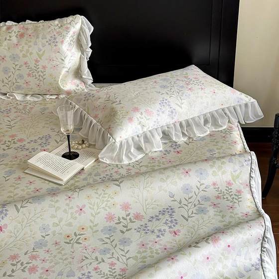 Summer high-end Class A French retro bed skirt ice silk mat three-piece set washable foldable soft bed mat 
Summer high-end Class A French retro bed skirt ice silk mat three-piece set washable foldable soft bed mat