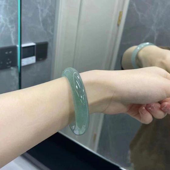 Myanmar old pit ice jade floating blue flower clear water circle bracelet fresh emerald green oil green jade bracelet
Myanmar old pit ice jade floating blue flower clear water circle bracelet fresh emerald green oil green jade bracelet