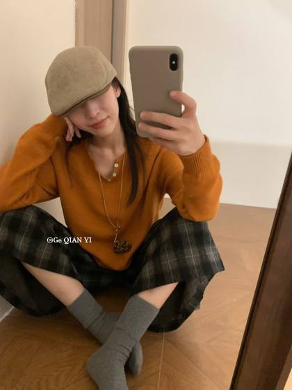 2025 early autumn new Korean version loose round neck long-sleeved velvet V-neck sweater knitted sweater women's slim top 
2025 early autumn new Korean version loose round neck long-sleeved velvet V-neck sweater knitted sweater women's slim top