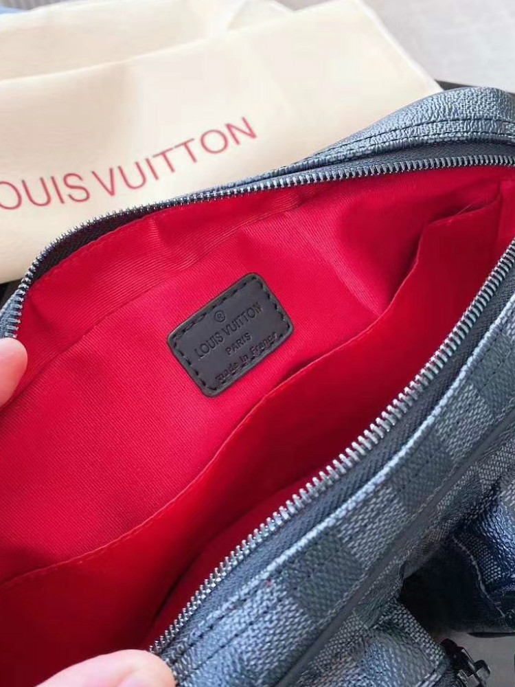 LV 20年男生邮差包 LV 20年男生邮差包
