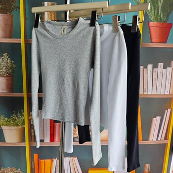 Exported to the UK, spring and autumn women's ribbed stretch cotton round neck long-sleeved T-shirt bottoming shirt large size 
Exported to the UK, spring and autumn women's ribbed stretch cotton round neck long-sleeved T-shirt bottoming shirt large size