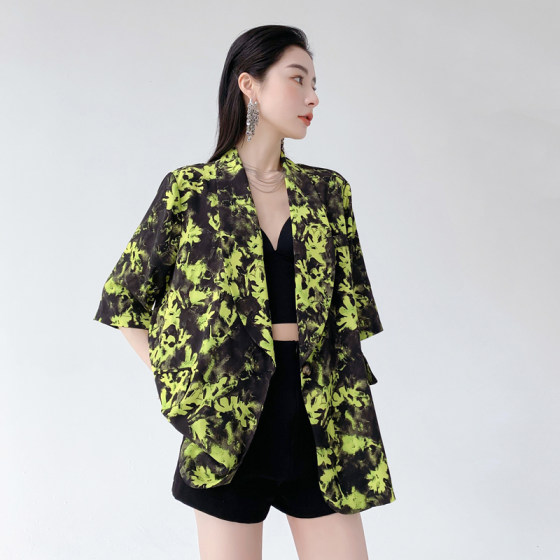AKSAYA high-end design niche Hong Kong style retro printed short-sleeved suit thin fashionable and fashionable women's summer
AKSAYA high-end design niche Hong Kong style retro printed short-sleeved suit thin fashionable and fashionable women's summer