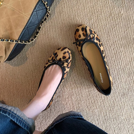 Genuine leather flat-soled retro versatile leopard print single shoes for women's spring and autumn horse-hair season suede French bow ballet shoes
Genuine leather flat-soled retro versatile leopard print single shoes for women's spring and autumn horse-hair season suede French bow ballet shoes