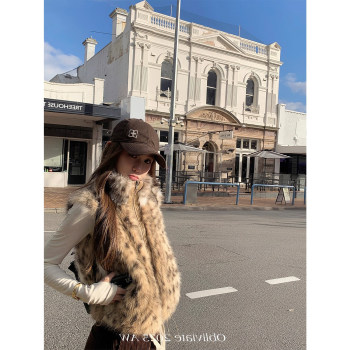 Vintage leopard print fur vest fur coat 
Vintage leopard print fur vest fur coat