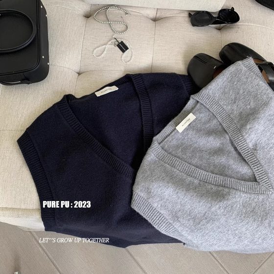 Gray V-neck Knitted Vest Women's Autumn Clothing 2024 New Style with Shirt Layered Outer Sleeveless Back Sweater Heart Top
Gray V-neck Knitted Vest Women's Autumn Clothing 2024 New Style with Shirt Layered Outer Sleeveless Back Sweater Heart Top