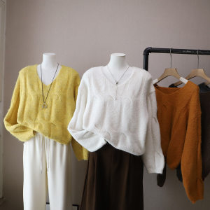 2025 new autumn and winter sweet age-reducing V-neck soft waxy twist pullover sweater women's top Korean fashion 5450 ratio 
2025 new autumn and winter sweet age-reducing V-neck soft waxy twist pullover sweater women's top Korean fashion 5450 ratio