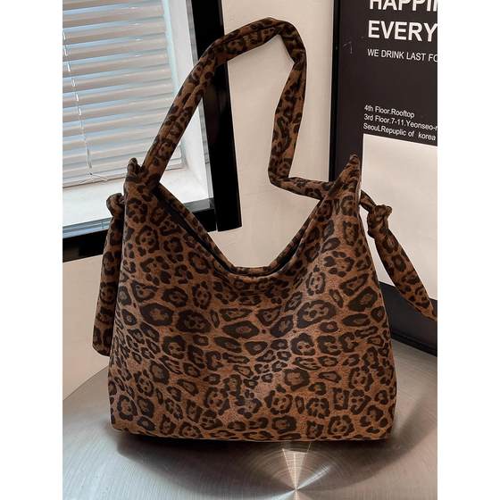 Leopard print hand-held shopping bag for women, large-capacity college student class bag, commuting shoulder bag, travel tote bag, mommy bag
Leopard print hand-held shopping bag for women, large-capacity college student class bag, commuting shoulder bag, travel tote bag, mommy bag