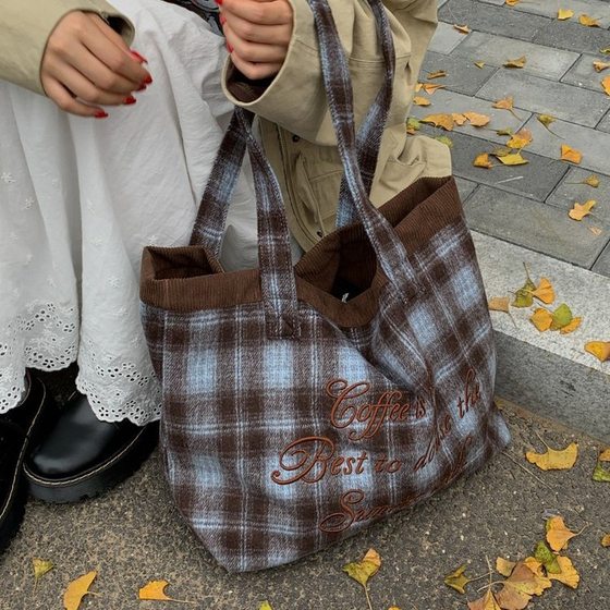 Large-capacity retro plaid tote bag for women 2025 autumn and winter travel commuting shoulder bag men's casual portable shopping bag
Large-capacity retro plaid tote bag for women 2025 autumn and winter travel commuting shoulder bag men's casual portable shopping bag