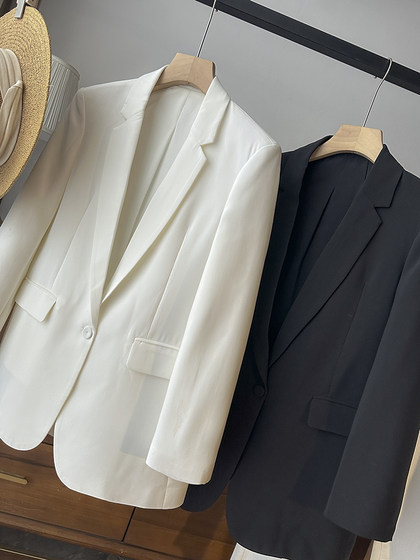 Lao Mei Dan! Spring and summer new temperament versatile lapel triangular blended single buckle suit outer set female BS429
Lao Mei Dan! Spring and summer new temperament versatile lapel triangular blended single buckle suit outer set female BS429
