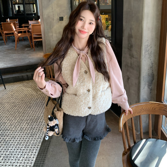 Berry likes you and you are very happy to customize V -neck beige stacking lamb fur vest warm versatile short vest
Berry likes you and you are very happy to customize V -neck beige stacking lamb fur vest warm versatile short vest
