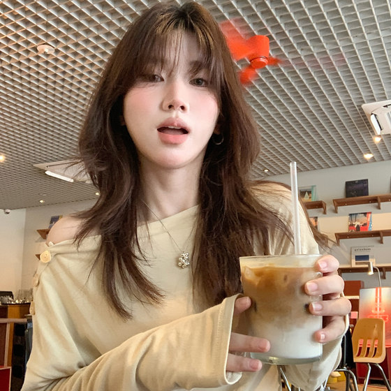 Berry Likes You and Huan Dapang Customized Lazy Slim One-Line Collar Top for Women in Autumn Harvest Waist Slim Long Sleeve T-shirt
Berry Likes You and Huan Dapang Customized Lazy Slim One-Line Collar Top for Women in Autumn Harvest Waist Slim Long Sleeve T-shirt