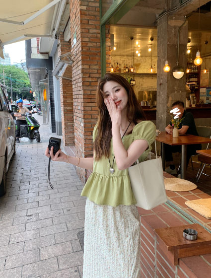 Berry likes you and Huan Dapang customization, two-color square collar puff sleeve shirt for women, wrinkled waist-hugging top
Berry likes you and Huan Dapang customization, two-color square collar puff sleeve shirt for women, wrinkled waist-hugging top