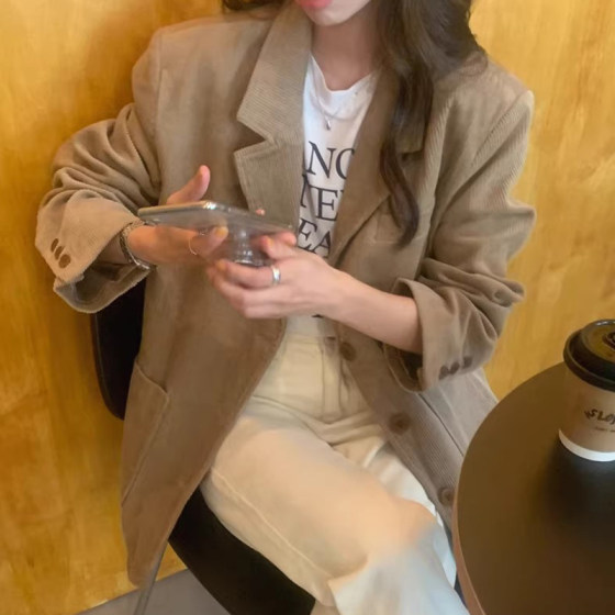 Korean chic autumn French retro suit collar single-breasted loose versatile long sleeve solid color corduroy jacket for women
Korean chic autumn French retro suit collar single-breasted loose versatile long sleeve solid color corduroy jacket for women