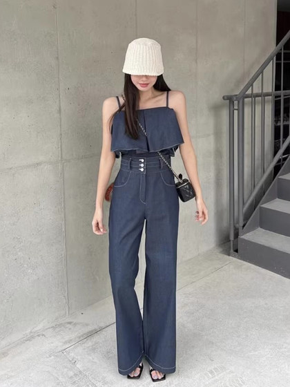 Korean chic summer retro niche ruffle suspender shirt top + high waist versatile wide-leg trousers set
Korean chic summer retro niche ruffle suspender shirt top + high waist versatile wide-leg trousers set