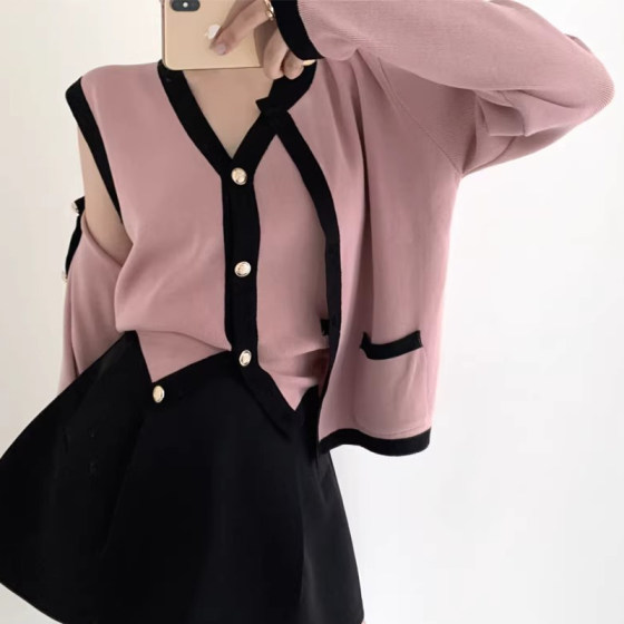 Korean chic autumn sweet temperament single-breasted knitted vest + contrasting color long-sleeved small fragrance sweater jacket for women
Korean chic autumn sweet temperament single-breasted knitted vest + contrasting color long-sleeved small fragrance sweater jacket for women