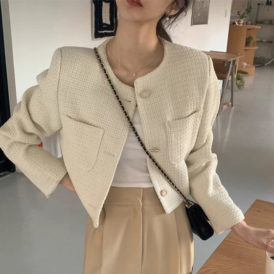 Korean chic autumn French style round neck chic button double pocket versatile long sleeve small fragrance short jacket for women
Korean chic autumn French style round neck chic button double pocket versatile long sleeve small fragrance short jacket for women