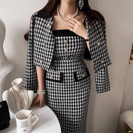 Korean chic autumn retro small fragrance style short jacket + houndstooth check slim strap dress suit for women
Korean chic autumn retro small fragrance style short jacket + houndstooth check slim strap dress suit for women