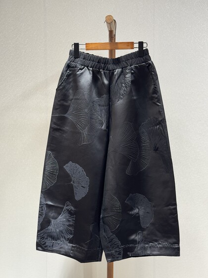 Original design Heavy satin, fashionable, versatile temperament, personalized jacquard autumn harem pants 8041
Original design Heavy satin, fashionable, versatile temperament, personalized jacquard autumn harem pants 8041