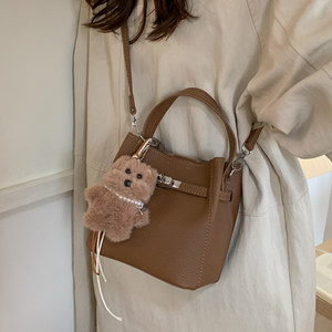 High-end handbag women's 2025 new trendy fashionable outing shoulder bag casual crossbody bucket bag 
High-end handbag women's 2025 new trendy fashionable outing shoulder bag casual crossbody bucket bag