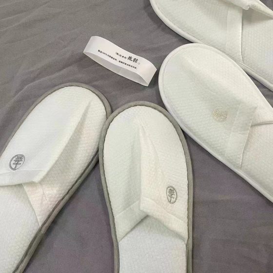 New all-season hotel-specific disposable children's slippers plus size thickened anti-slip soles hotel supplies same
New all-season hotel-specific disposable children's slippers plus size thickened anti-slip soles hotel supplies same
