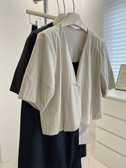 Temperament commuting with a button short sleeve shirt for women! Summer slim V-neck short small and chic cardigan thin jacket
Temperament commuting with a button short sleeve shirt for women! Summer slim V-neck short small and chic cardigan thin jacket