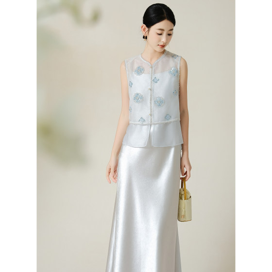 SHIBAI White Picking Wuxiao New Chinese Style Bao Xiangpao Heavy Industry Bead Embroidered Vest Exquisite Elegant and Elegant Sleeveless Set
SHIBAI White Picking Wuxiao New Chinese Style Bao Xiangpao Heavy Industry Bead Embroidered Vest Exquisite Elegant and Elegant Sleeveless Set