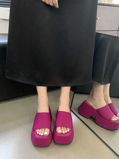 European station women's 2024 summer new product sponge cake thick sole heightened open toe flip-flops for women's outer embroidered sandals trendy
European station women's 2024 summer new product sponge cake thick sole heightened open toe flip-flops for women's outer embroidered sandals trendy