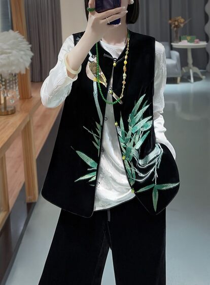 The front line withdraw the cabinet women's black real silk velvet vest vest, heavy work, national wind embroidery new Chinese plate buckle top The front line withdraw the cabinet women's black real silk velvet vest vest, heavy work, national wind embroidery new Chinese plate buckle top